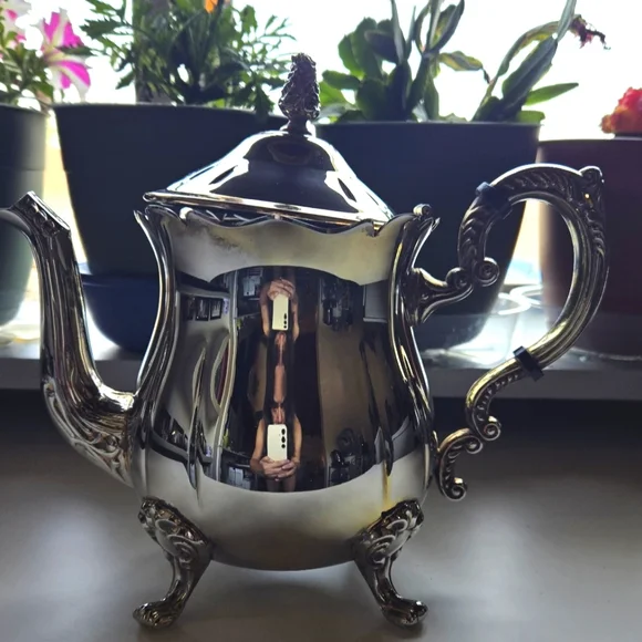 Silver Plated Teapot with Victorian Styled Designed Lid and Handle - Picture 8 of 8